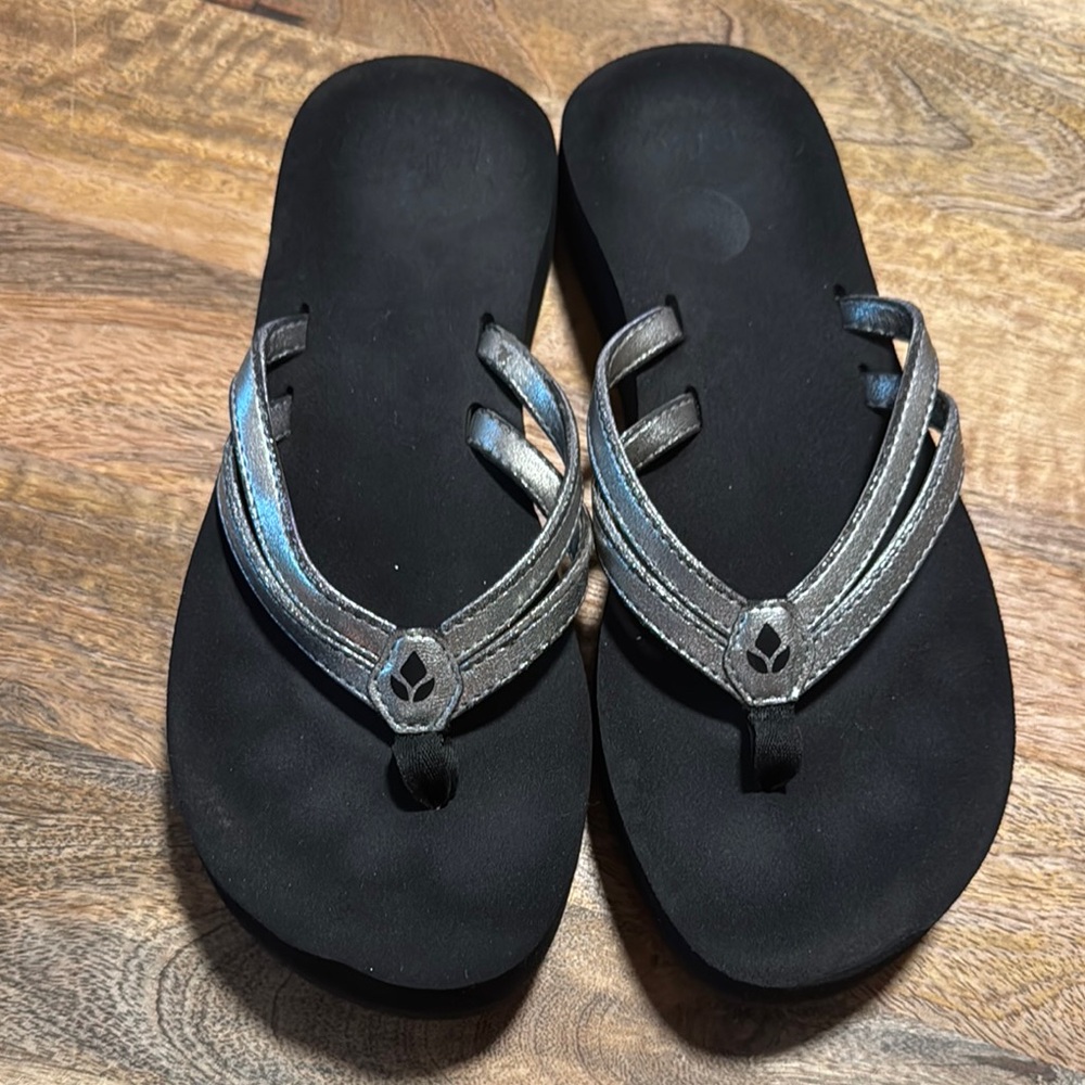 Reef Stylish Black and Silver Women's Sandals